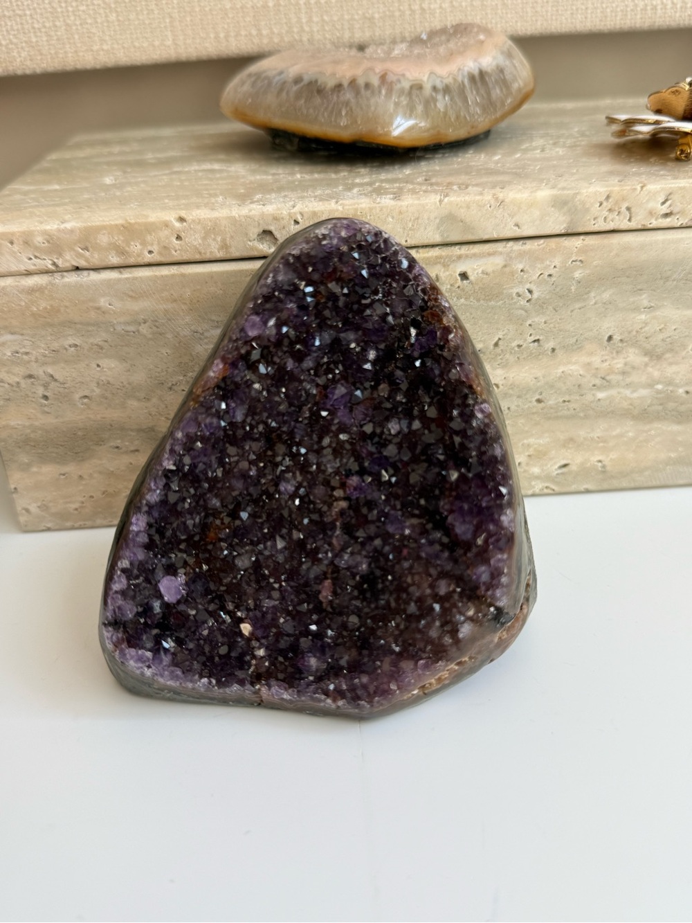Gorgeous amethyst cut base specimen from Uruguay with red and purple crystals - Picture 3 of 6